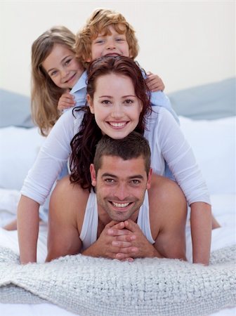 simsearch:400-04878558,k - Portrait of happy parents and children having fun in bed and smiling at the camera Stock Photo - Budget Royalty-Free & Subscription, Code: 400-04653992