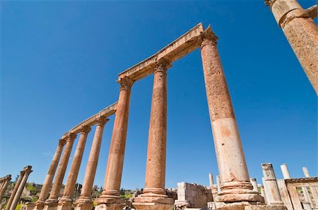 simsearch:400-04836184,k - Ancient columns with blue sky in Jerash, Jordan Photographie de stock - Aubaine LD & Abonnement, Code: 400-04664152