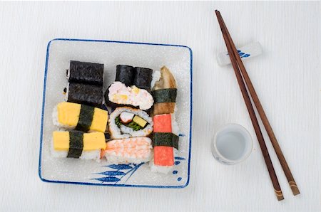 simsearch:400-05299211,k - Varieties of sushi set on a plate Foto de stock - Super Valor sin royalties y Suscripción, Código: 400-04664558