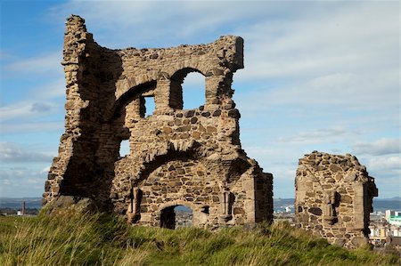 s antonio - The medieval ruins of St. Anthony's chapel in Holyrood Park overlooking the city of Edinburgh. Foto de stock - Super Valor sin royalties y Suscripción, Código: 400-04664884