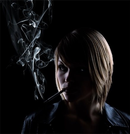 simsearch:400-04486455,k - low key shot of a smoking woman on black background Fotografie stock - Microstock e Abbonamento, Codice: 400-04666007