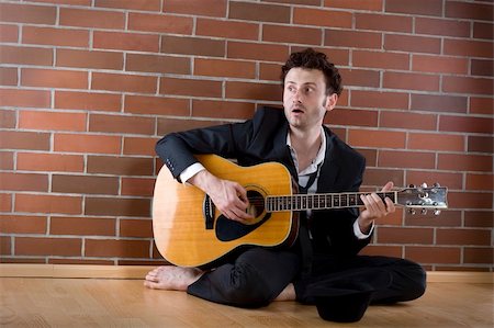 simsearch:400-04943773,k - desperate businessman sits with a guitar on the floor and sings fort money Foto de stock - Royalty-Free Super Valor e Assinatura, Número: 400-04666041