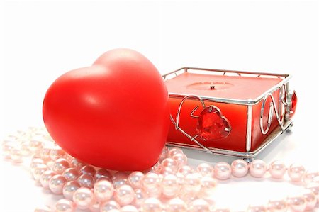 simsearch:693-06022193,k - Valentine heart,candle,,pink pearls on white background. Fotografie stock - Microstock e Abbonamento, Codice: 400-04666112