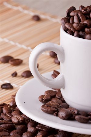 simsearch:400-04666137,k - White cup with coffee grains Photographie de stock - Aubaine LD & Abonnement, Code: 400-04666134