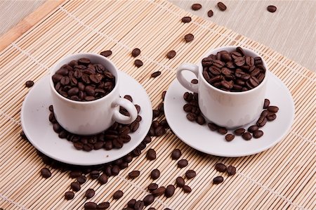 simsearch:400-04666137,k - White cup with coffee grains Photographie de stock - Aubaine LD & Abonnement, Code: 400-04666130