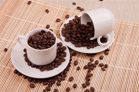 simsearch:400-04666137,k - White cup with coffee grains Photographie de stock - Aubaine LD & Abonnement, Code: 400-04666131