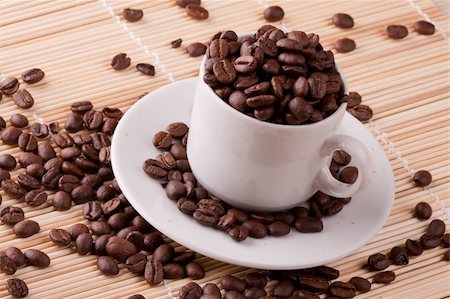 simsearch:400-04666137,k - White cup with coffee grains Photographie de stock - Aubaine LD & Abonnement, Code: 400-04666132