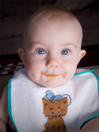simsearch:673-02138312,k - Cute little baby with some left over food all over her mouth Photographie de stock - Aubaine LD & Abonnement, Code: 400-04667159