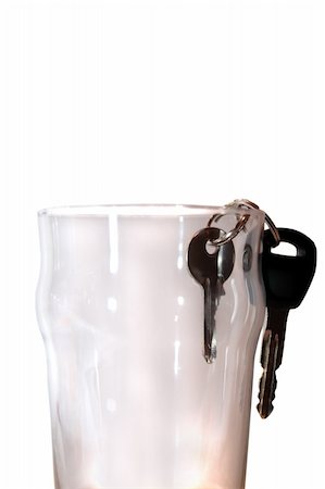 simsearch:400-05195371,k - pint beer glass with keys inside glass on white background depicting drunk driving and addictions can kill Stockbilder - Microstock & Abonnement, Bildnummer: 400-04667454