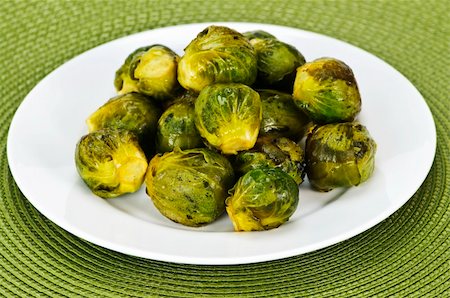 simsearch:400-06429494,k - Plate of roasted green brussels sprouts on placemat Stock Photo - Budget Royalty-Free & Subscription, Code: 400-04667867