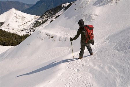 simsearch:400-09273583,k - Man hiking on snow white mountain path. Stockbilder - Microstock & Abonnement, Bildnummer: 400-04668058