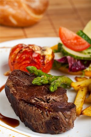 steak and fries - grilled steak with green asparagus Photographie de stock - Aubaine LD & Abonnement, Code: 400-04669639