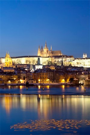 prager schloss - prague in winter - charles bridge and hradcany castle at dusk Photographie de stock - Aubaine LD & Abonnement, Code: 400-04669865