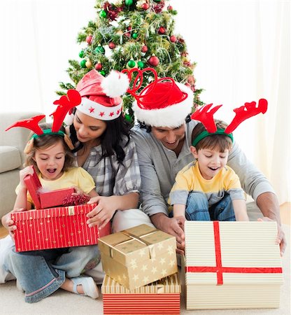 Family decorating a Christmas tree at home Foto de stock - Super Valor sin royalties y Suscripción, Código: 400-04660026