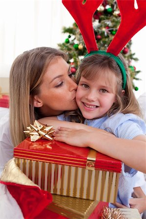 simsearch:400-04147489,k - Loving mother kisses daughter at Christmas in the living-room Photographie de stock - Aubaine LD & Abonnement, Code: 400-04660029