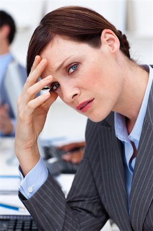 simsearch:6108-06167843,k - Businesswoman suffering from a headache in the office Stockbilder - Microstock & Abonnement, Bildnummer: 400-04660416