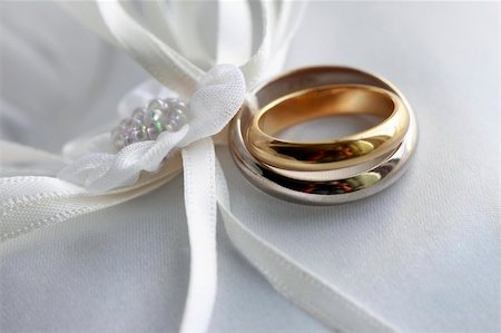 simsearch:400-05161652,k - Wedding rings on a white satiny fabric Photographie de stock - Aubaine LD & Abonnement, Code: 400-04660564