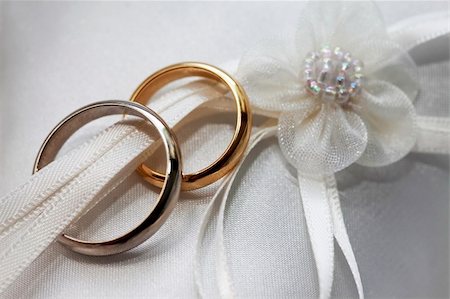 simsearch:400-05161652,k - Wedding rings on a white satiny fabric Foto de stock - Super Valor sin royalties y Suscripción, Código: 400-04660565