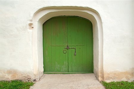 An old green castle's door hiden in a white wall Stockbilder - Microstock & Abonnement, Bildnummer: 400-04660577