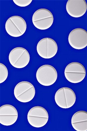 simsearch:400-06852415,k - white pills isolated on blue background Foto de stock - Royalty-Free Super Valor e Assinatura, Número: 400-04660743