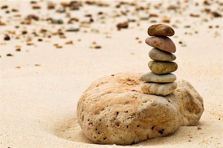 stones balanced on a rock on the beach - balance Stockbilder - Microstock & Abonnement, Bildnummer: 400-04661055