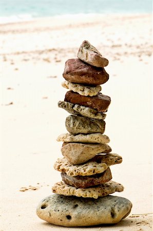 stones stacked on the beach Stockbilder - Microstock & Abonnement, Bildnummer: 400-04661056