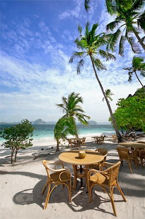 party luxury at the sea - table and chairs on a beautiful beach Foto de stock - Super Valor sin royalties y Suscripción, Código: 400-04661053