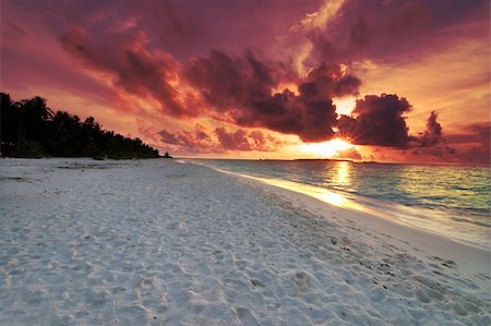 Beautiful colorful sunset over the ocean in the Maldives seen from the beach - HDR Stock Photo - Budget Royalty-Free & Subscription, Code: 400-04661719