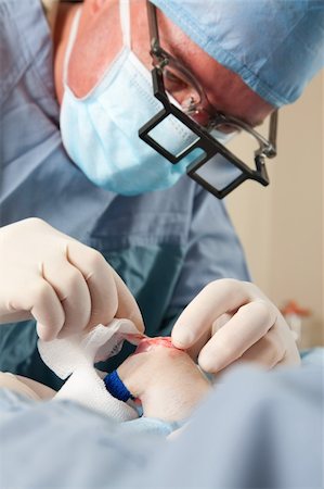 Veterinarian performing knee surgery on small dog in clinic Photographie de stock - Aubaine LD & Abonnement, Code: 400-04663041