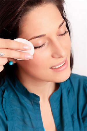 simsearch:400-04194380,k - Young woman removing makeup with cleansing pad Stock Photo - Budget Royalty-Free & Subscription, Code: 400-04663246