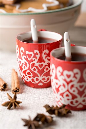 simsearch:400-06464230,k - Hot aromatic Christmas drink, mulled red wine, Christmas glogg, with cinnamon sticks and star-aniseed Foto de stock - Royalty-Free Super Valor e Assinatura, Número: 400-04675790
