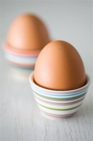 simsearch:400-04333980,k - Two boiled brown eggs for breakfast Foto de stock - Super Valor sin royalties y Suscripción, Código: 400-04675846