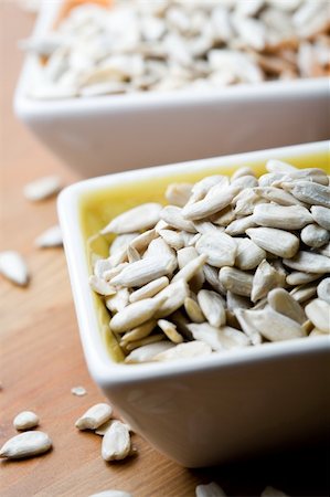 simsearch:400-08186065,k - Close-up of healthy sunflower seeds in a bowl Photographie de stock - Aubaine LD & Abonnement, Code: 400-04675851