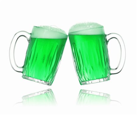 simsearch:841-03063177,k - Pair of green beer glasses making a toast. St. Patrick's Day beer splash Photographie de stock - Aubaine LD & Abonnement, Code: 400-04676345
