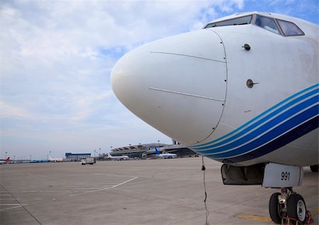 simsearch:400-03935051,k - airplane is waiting for departure in pudong airport shanghai china. Foto de stock - Super Valor sin royalties y Suscripción, Código: 400-04676362