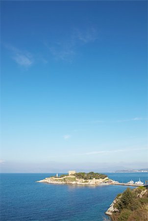 simsearch:400-05205193,k - Pigeon Island Fortress, also known as the Pirates castle, in the Kusadasi harbor, on the Aegean coast of Turkey. Foto de stock - Super Valor sin royalties y Suscripción, Código: 400-04676615