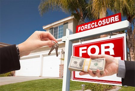 eviction - Handing Over Cash For House Keys in Front of House and Foreclosure Sign Stock Photo - Budget Royalty-Free & Subscription, Code: 400-04677267
