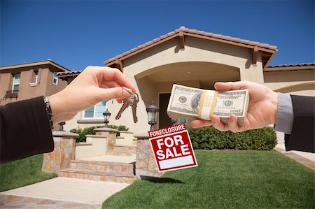eviction - Handing Over Cash For House Keys in Front of House and Foreclosure Sign. Stock Photo - Budget Royalty-Free & Subscription, Code: 400-04677414
