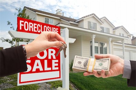 eviction - Handing Over Cash For House Keys in Front of House and Foreclosure Sign. Stock Photo - Budget Royalty-Free & Subscription, Code: 400-04677412