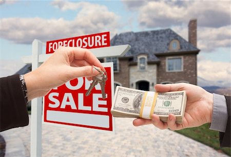 eviction - Handing Over Cash For House Keys in Front of House and Foreclosure Sign. Stock Photo - Budget Royalty-Free & Subscription, Code: 400-04677413