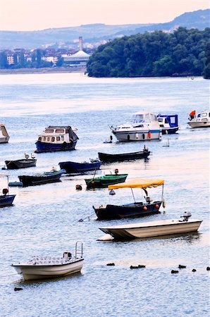 simsearch:400-08812531,k - Many small fishing boats anchored on Danube river. View from Zemun part of Belgrade. Fotografie stock - Microstock e Abbonamento, Codice: 400-04678013