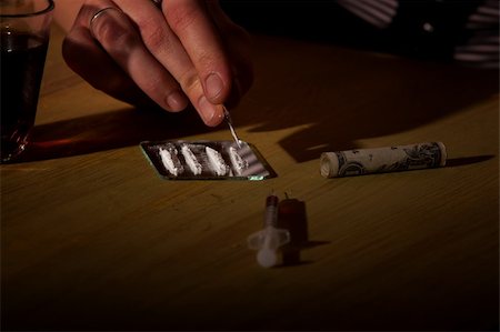 drogato - Young woman cutting heroin or cocaine lines Fotografie stock - Microstock e Abbonamento, Codice: 400-04678411