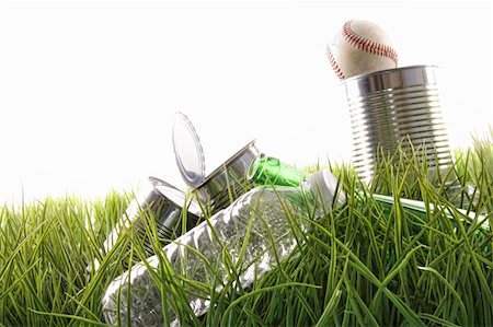 simsearch:400-07053928,k - Empty food cans, bottles and baseball laying in grass Photographie de stock - Aubaine LD & Abonnement, Code: 400-04678627