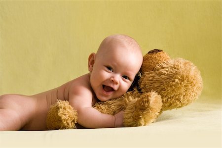 simsearch:400-04677805,k - Portrait of the happy baby girl with teddy bear. Photographie de stock - Aubaine LD & Abonnement, Code: 400-04671374