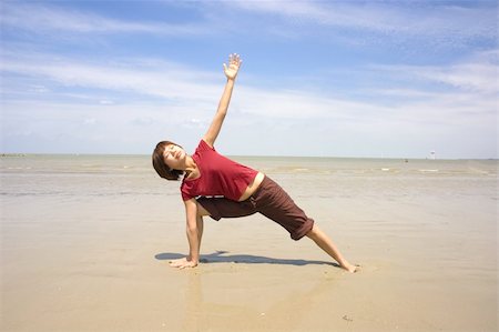 simsearch:400-04708096,k - asian girl performing yoga on a beach Stockbilder - Microstock & Abonnement, Bildnummer: 400-04671823