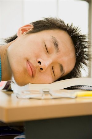 sleeping in a classroom - Young Asian man sleeping on books on table. Vertical Foto de stock - Super Valor sin royalties y Suscripción, Código: 400-04671933