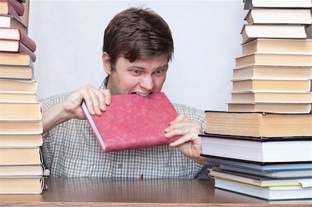 Crazy student gnaws red book between books Photographie de stock - Aubaine LD & Abonnement, Code: 400-04672244