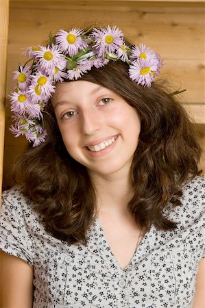 diadème - Girl with flower wreath on head indoor Stock Photo - Budget Royalty-Free & Subscription, Code: 400-04672295