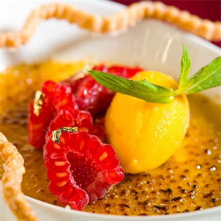 simsearch:400-04781520,k - Cream caramel dessert with fresh sliced raspberry Photographie de stock - Aubaine LD & Abonnement, Code: 400-04672698