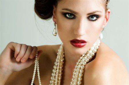 simsearch:400-04672924,k - Attractive young woman wearing a pearl necklace and earrings. Horizontal shot. Photographie de stock - Aubaine LD & Abonnement, Code: 400-04672874